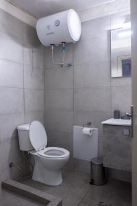 łazienka z toaletą i umywalką w obiekcie Mary's room w mieście Samos