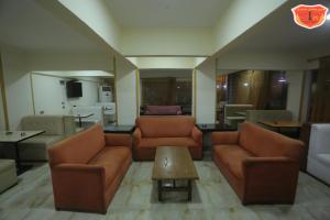 uma sala de estar com dois sofás e uma mesa em Maamoura Armed Forces Apartments em Alexandria