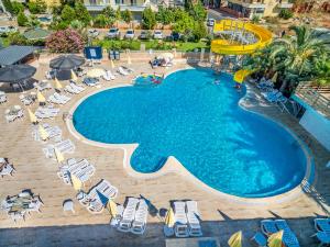 una vista aérea de una piscina con sillas y un tobogán en Arsi Blue Beach Hotel, en Alanya
