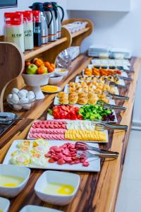 ein Buffet mit vielen verschiedenen Speisen in der Unterkunft Hotel Ak Saray in Taschkent