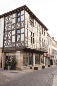 圖爾尼的住宿－Spacieux appartement, A-mi-chemin, au coeur de Tournus，街道边的一座古老建筑