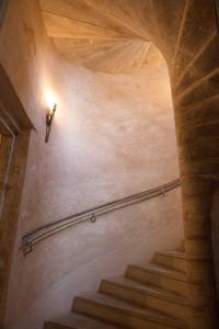 a stairway with a cross on the wall at Spacieux appartement, A-mi-chemin, au coeur de Tournus in Tournus