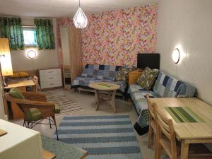 ein Wohnzimmer mit einem Sofa und einem Tisch in der Unterkunft Tartu Student Home in Tartu