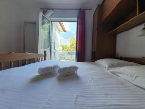 Postel nebo postele na pokoji v ubytování Rooms Čapo Rab