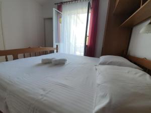 Postel nebo postele na pokoji v ubytování Rooms Čapo Rab