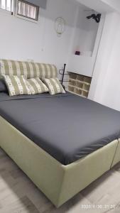 duże łóżko w białym pokoju z ramą w obiekcie Apartamento Calarreona w mieście Águilas +13 zdjęć