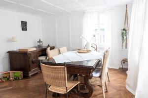 una sala da pranzo con tavolo e sedie di Villa Donkey Ferienwohnung 113 a Degersheim