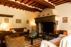 salon z kominkiem, kanapami i stołem w obiekcie Agriturismo Marchesi Gondi w mieście Pontassieve