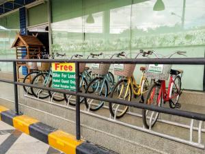 在达克永珍河滨酒店内部或周边骑自行车