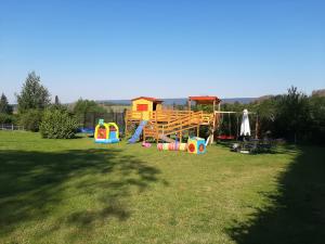 einen Park mit Spielplatz mit Spielgeräten in der Unterkunft Haus Rehblick FeWo-OG-3 in Sankt Andreasberg