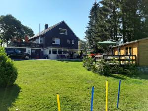 ein großer Hof mit einem Haus und einem Gebäude in der Unterkunft Haus Rehblick FeWo-OG-3 in Sankt Andreasberg