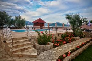 un resort con piscina e alcuni fiori di Apartments Maxi Katić a Herceg-Novi