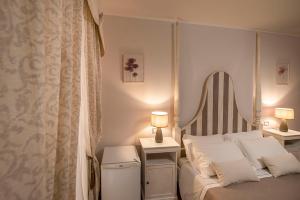 1 dormitorio con 1 cama y 2 lámparas en 2 mesas en Vico d'Ercole en Fondi