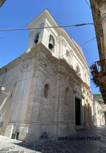 una gran iglesia de piedra con campanario en B&B Duomo Pizzo ApartHotel, en Pizzo