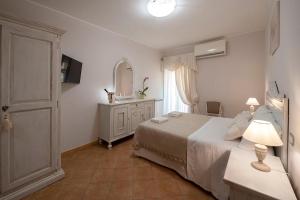 1 dormitorio con cama, tocador y espejo en Vico d'Ercole en Fondi
