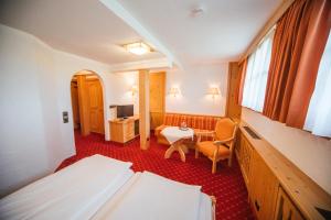 a hotel room with a bed and a table at Hotel Waldeck mit Restaurant "Florian'S" in Feldberg