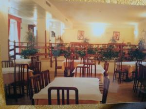 ein Esszimmer mit Tischen und Stühlen in der Unterkunft casa pace e bene in San Giovanni Rotondo