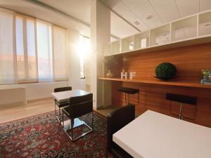 una sala d'attesa con tavolo e sedie di Hotel Fenix a Cavallino-Treporti