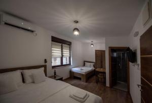 Smještaj Miljas Trebinje في تريبينيي: غرفة نوم بسرير كبير ونافذة