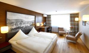 Postel nebo postele na pokoji v ubytování Hotel & Weinhaus Anker