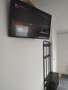 uma televisão de ecrã plano pendurada numa parede em Casa Lommel em Lommel