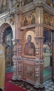 Ein großes Gemälde eines Mannes auf einem Altar in einer Kirche. in der Unterkunft Villa Shafaly in Marienbad