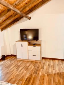 TV a/nebo společenská místnost v ubytování Bellisimo chalet en Zona Colonial (302)