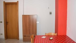 普雷托羅的住宿－RIPARRUCCI nel Residence Praetorium Maiella，一张桌子,上面有红白的波尔卡圆桌布
