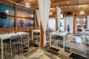 een restaurant met tafels en stoelen in een kamer bij Ośrodek wypoczynkowy - Wczasy w Cichowie in Cichowo