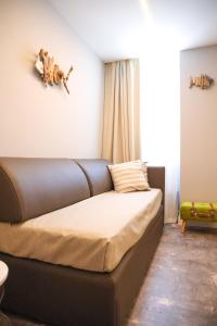 J Luxury Home في تروبيا: سرير في غرفة مع إطار سرير وهياكل عظمية على الحائط
