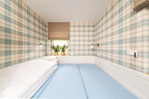 テルホヴァーにあるVRÁTNA Apartmány Stoh B1のベッドと窓が備わる小さな客室です。
