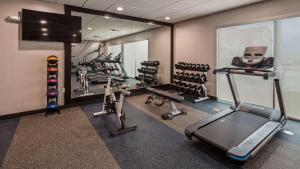 Posilňovňa alebo fitness centrum v ubytovaní GLō Best Western Tulsa-Catoosa East Route 66