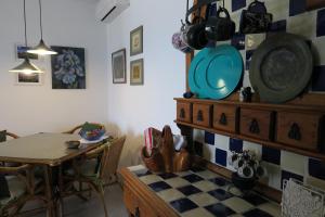 una sala da pranzo con tavolo e piatto appeso al muro di Casa Arrigo - Splendido bungalow centrale con grande terrazza e vista mare a Puerto del Carmen