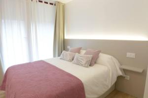 Postel nebo postele na pokoji v ubytování VUT La Casa de las Flores + 8 fotografií