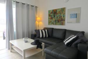 a living room with a couch and a table at Casa Arrigo - Splendido bungalow centrale con grande terrazza e vista mare in Puerto del Carmen