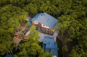 una vista aérea de una casa con techo azul en Utopia Forest en Burgas