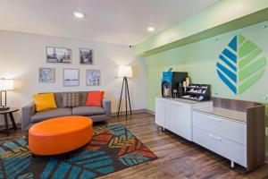 A seating area at WoodSpring Suites Davenport Quad Cities