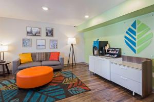 Χώρος καθιστικού στο WoodSpring Suites Davenport Quad Cities