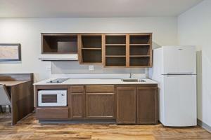 Η κουζίνα ή μικρή κουζίνα στο WoodSpring Suites Davenport Quad Cities