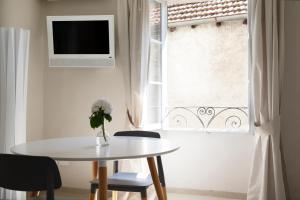 盧伊諾的住宿－博爾戈安蒂科公寓，窗户客房内的桌椅