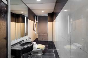 Subang Park Hotel tesisinde bir banyo