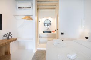 Postel nebo postele na pokoji v ubytování Obsession Mykonos