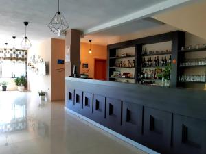 eine Bar mitten in einem Raum in der Unterkunft Ilion Hotel in Dhërmi