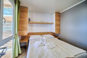 1 dormitorio con 1 cama con arco en Boutique Camping Bunja, en Supetar