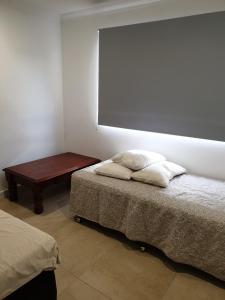 biały pokój z łóżkiem i stołem w obiekcie DIANELLA Budget Rooms Happy Place to Stay & House Share For Long Term Tenants w mieście Perth