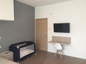 Televízia a/alebo spoločenská miestnosť v ubytovaní La Casa nel Verde