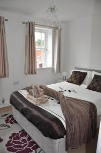 - une chambre avec un grand lit et un lustre dans l'établissement Modern Home just off Glastonbury High Street, à Glastonbury