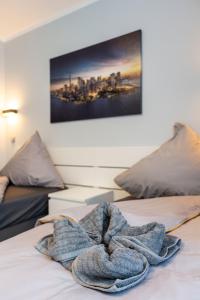 - une couverture au-dessus d'un lit dans une chambre dans l'établissement Bremerhavener Suite 2, à Bremerhaven