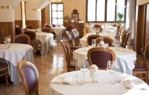 Reštaurácia alebo iné gastronomické zariadenie v ubytovaní Albergo Ristorante Belvedere