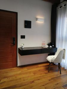 a room with a white chair and a desk at Hotel Boutique Rayón 50 in Morelia